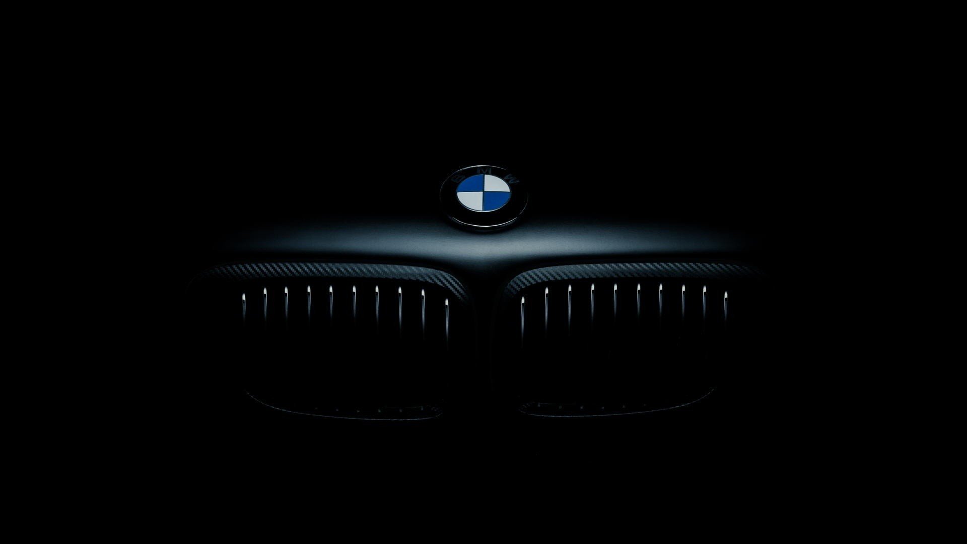BMW:n säleikkö pimeässä