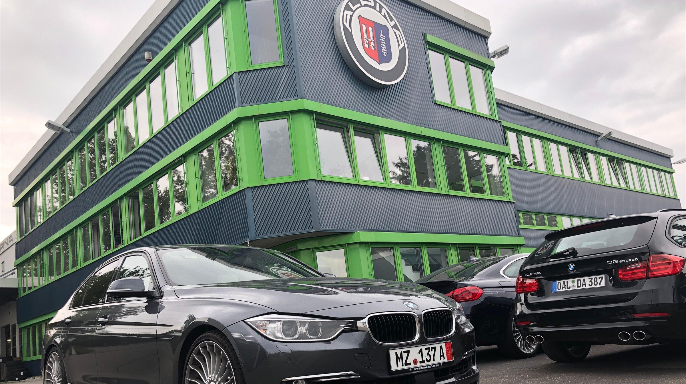 ALPINA 3-sarja ALPINAn tehtaan edessä