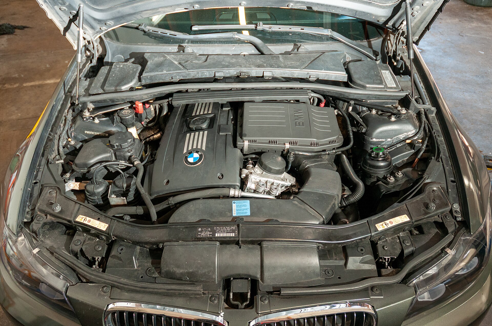 BMW:n moottoritila avattuna huoltoa varten